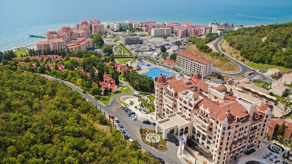 Продам жилую недвижимость в Елените