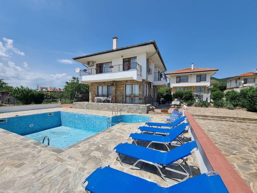 ID7477 Двухэтажный дом с бассейном в селе Горица