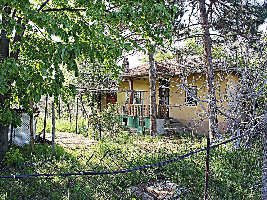 ID2212 Дом с участком земли в селе Горица